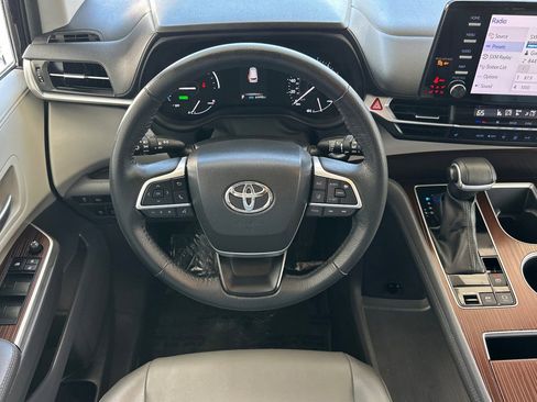 Used 2023 Toyota Sienna XLE FWD image 15