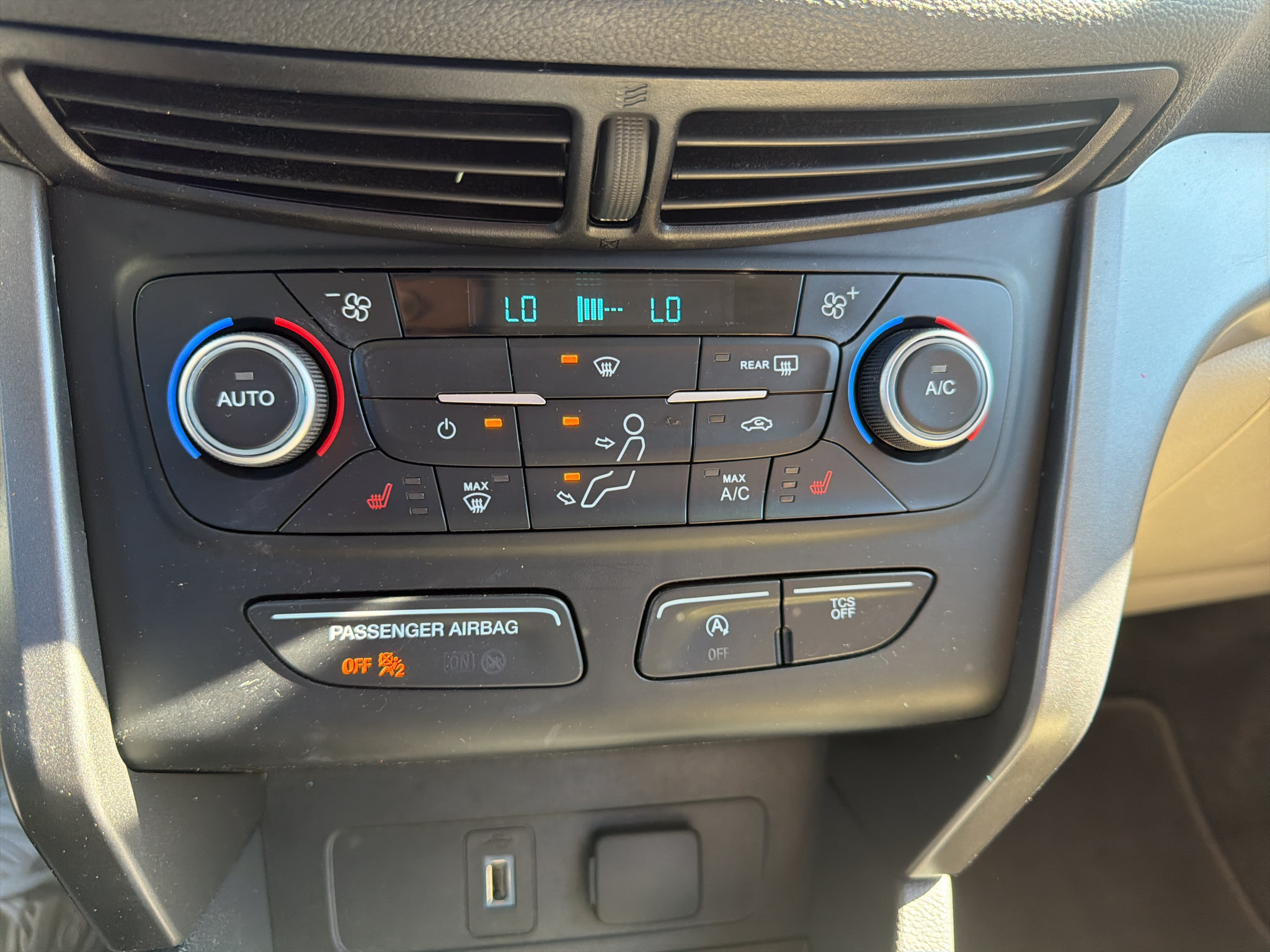 Used 2018 Ford Escape SEL w/ Ford Safe & Smart Package FWD image 16