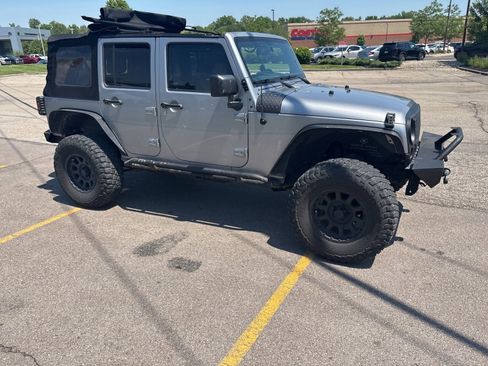 Used 2015 Jeep Wrangler Unlimited Sahara w/ Connectivity Group AWD/4WD image 12