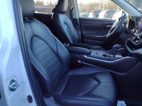 Used 2023 Toyota Highlander XLE image 23