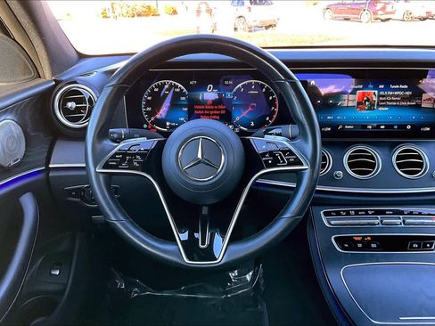 Used 2022 Mercedes-Benz E 350 4MATIC Sedan image 5