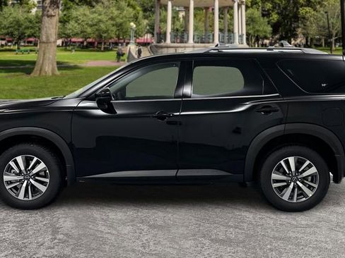 Used 2024 Nissan Pathfinder SL w/ Black Appearance Package AWD/4WD image 8