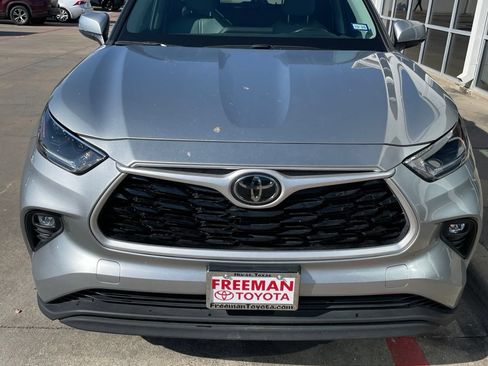 Used 2021 Toyota Highlander XLE FWD image 3