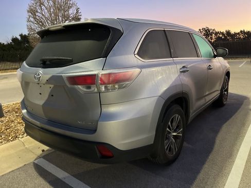 Used 2016 Toyota Highlander XLE image 3