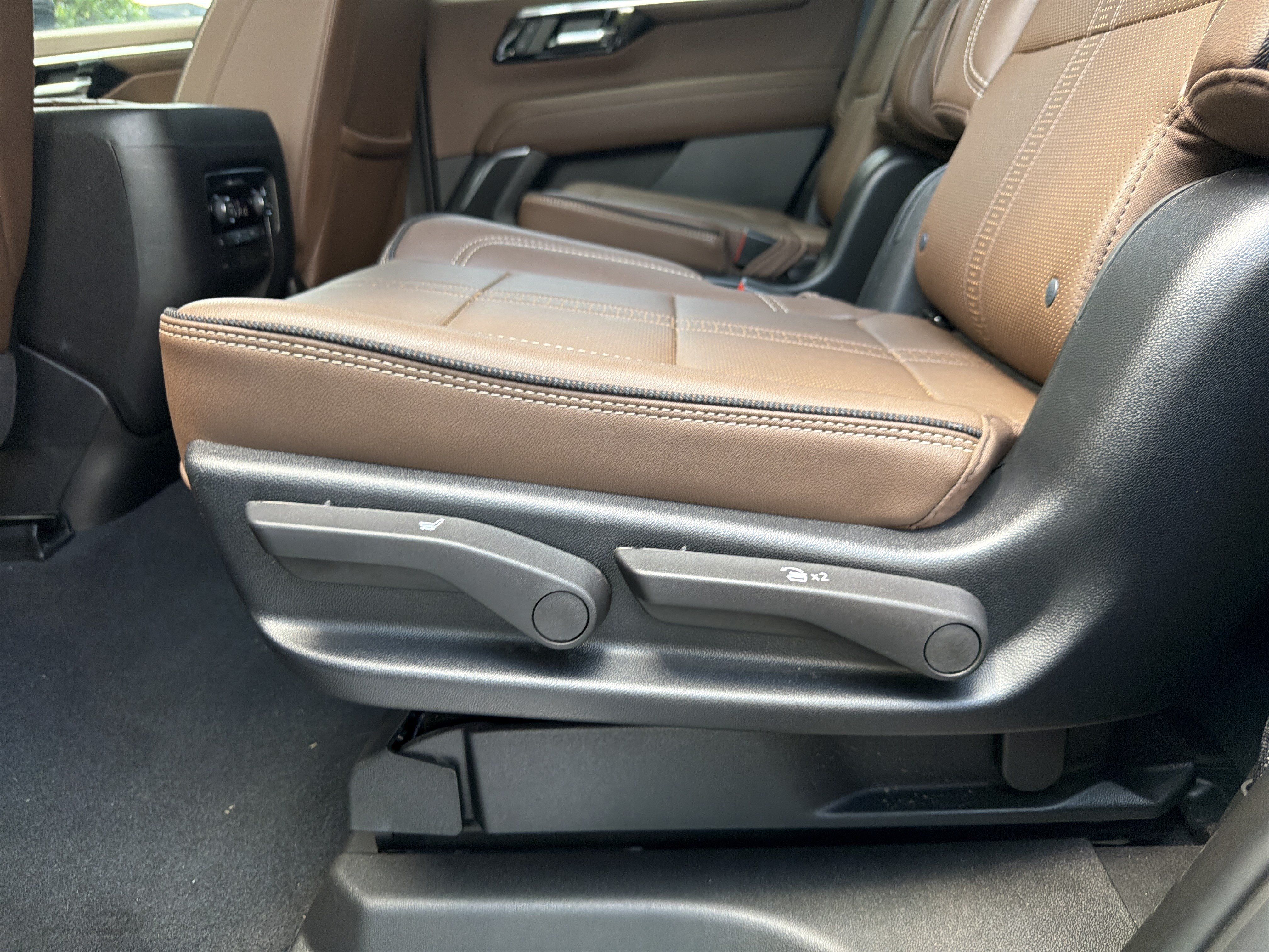 Used 2025 Chevrolet Tahoe High Country AWD/4WD image 29