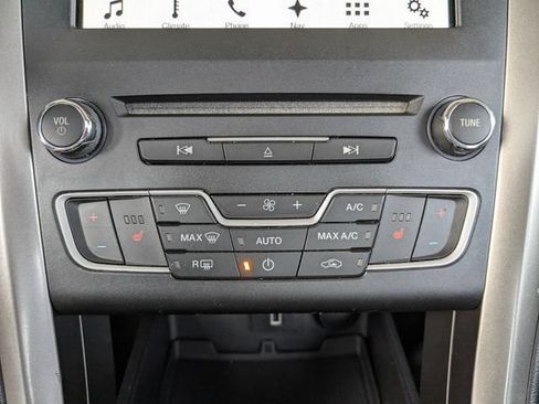 Used 2017 Ford Fusion SE w/ Fusion SE Technology Package FWD image 4