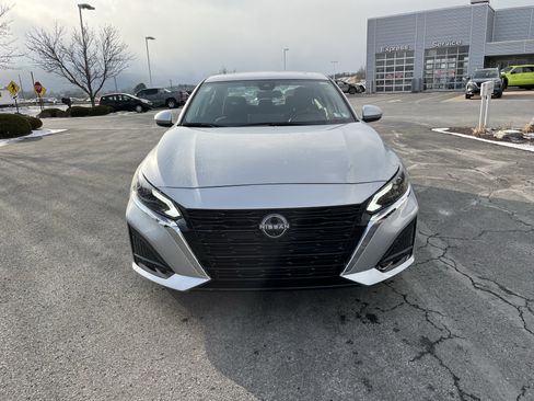 Used 2024 Nissan Altima 2.5 SV w/ SV Premium Package image 5