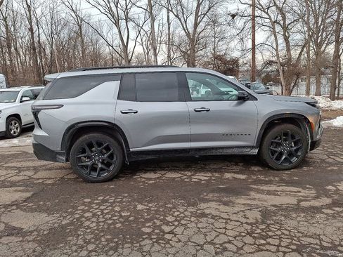 Used 2024 Chevrolet Traverse RS image 8