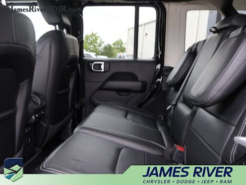 Used 2023 Jeep Wrangler Unlimited Sahara w/ Cold Weather Group AWD/4WD image 17