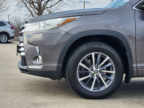 Used 2017 Toyota Highlander XLE image 8