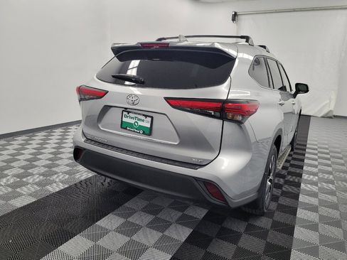Used 2021 Toyota Highlander XLE image 7