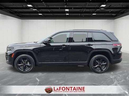 Certified 2024 Jeep Grand Cherokee Altitude AWD/4WD image 2