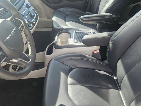 Used 2024 Chrysler Pacifica Touring-L FWD image 11
