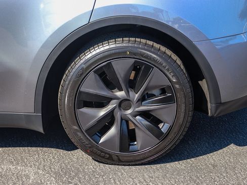 Used 2025 Tesla Model Y Long Range AWD/4WD image 8