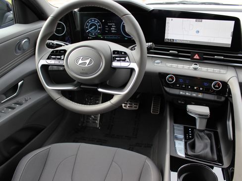 Used 2025 Hyundai Elantra SEL image 3