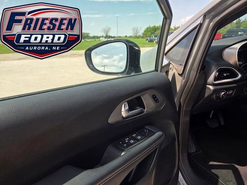 Used 2025 Chrysler Pacifica Select FWD image 8