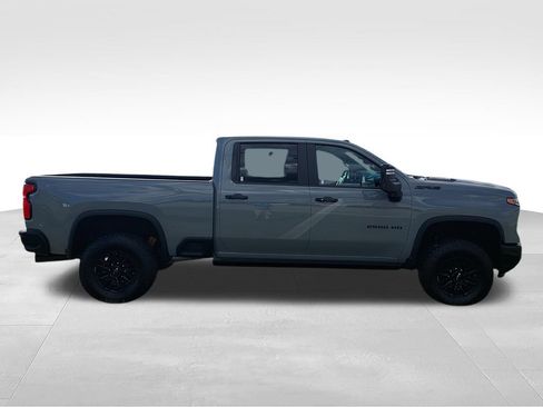 Used 2025 Chevrolet Silverado 2500 ZR2 w/ Technology Package AWD/4WD image 9