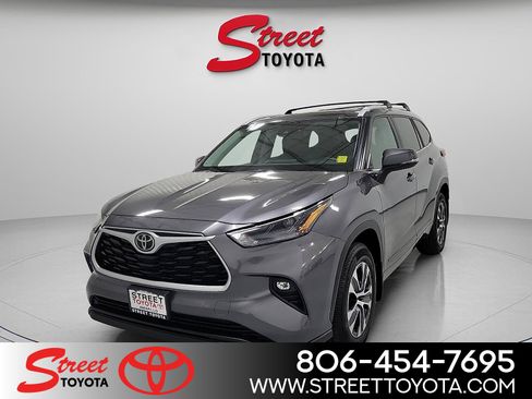 Used 2023 Toyota Highlander XLE FWD image 1