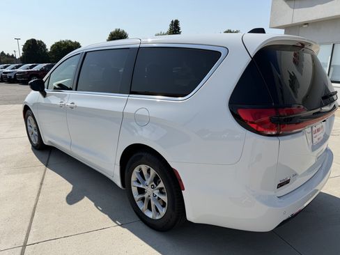 Used 2026 Chrysler Pacifica Limited FWD image 6