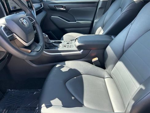 Used 2026 Toyota Highlander XLE AWD/4WD image 11