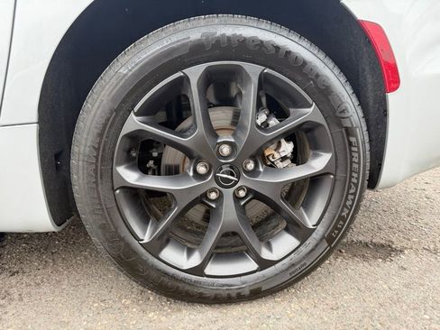 Used 2023 Chrysler Pacifica Touring-L w/ S Appearance Package image 18