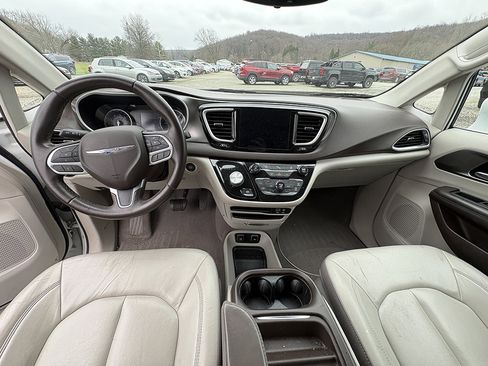 Used 2017 Chrysler Pacifica Touring-L image 12