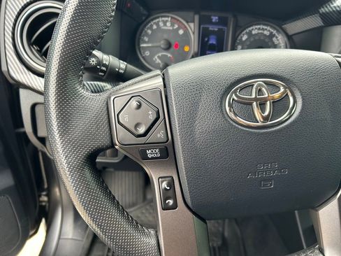 Used 2018 Toyota Tacoma TRD Off-Road w/ Technology Package image 20