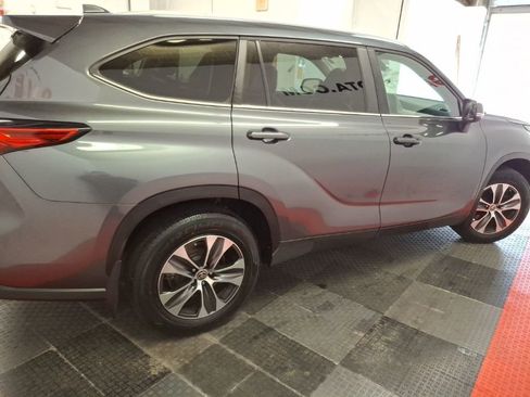 Used 2023 Toyota Highlander XLE AWD/4WD image 10