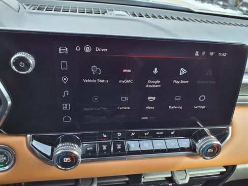 Used 2025 GMC Canyon AT4 image 4