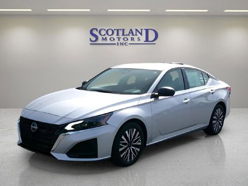 Used 2025 Nissan Altima 2.5 SV FWD image 2