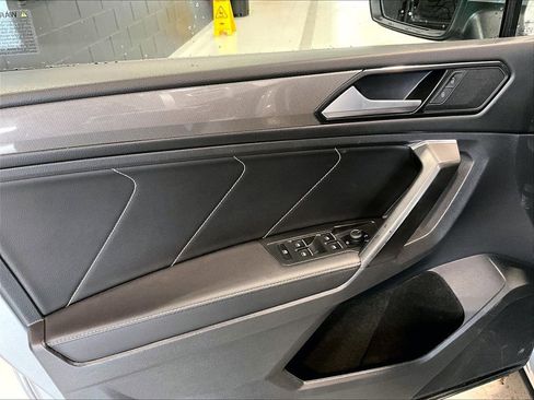 Used 2023 Volkswagen Tiguan SE w/ Panoramic Sunroof Package image 10