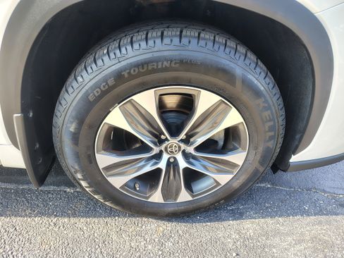 Used 2020 Toyota Highlander XLE AWD/4WD image 5