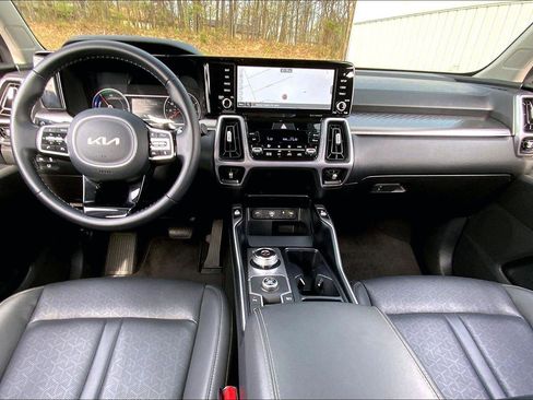 Used 2024 Kia Sorento EX w/ Panoramic Sunroof Package image 13