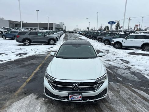 Used 2024 Volkswagen Jetta SE w/ Panoramic Sunroof Package image 3