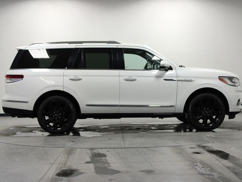 Used 2023 Lincoln Navigator Reserve image 3