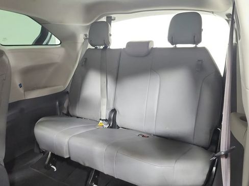 Used 2021 Toyota Sienna XLE FWD image 38