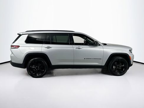 Used 2023 Jeep Grand Cherokee L Laredo image 4
