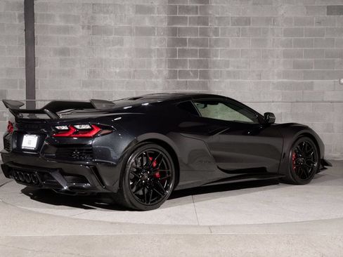 Used 2024 Chevrolet Corvette Z06 w/ Z07 Performance Package RWD image 8