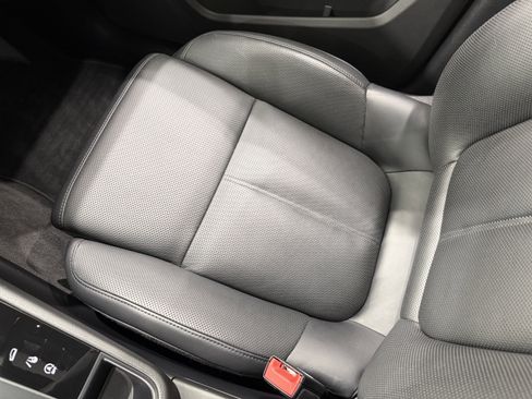 Certified 2024 Porsche Macan image 56