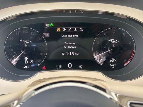 Used 2023 Bentley Bentayga Extended Wheelbase image 3