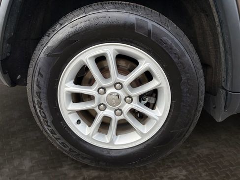 Used 2019 Jeep Grand Cherokee Laredo image 39