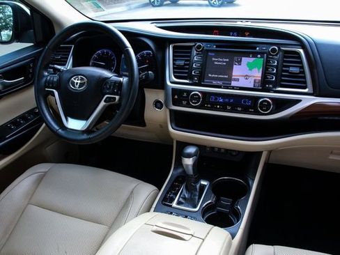 Used 2019 Toyota Highlander Limited image 29