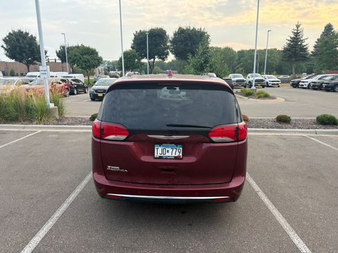 Used 2019 Chrysler Pacifica Touring-L w/ Tire & Wheel Group FWD image 8