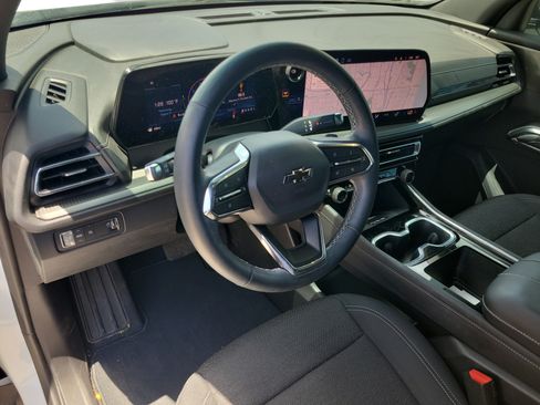 Used 2025 Chevrolet Traverse LT w/ Midnight/Sport Edition FWD image 12
