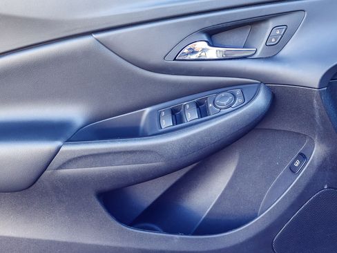 Used 2018 Chevrolet Volt LT w/ Comfort Package image 10