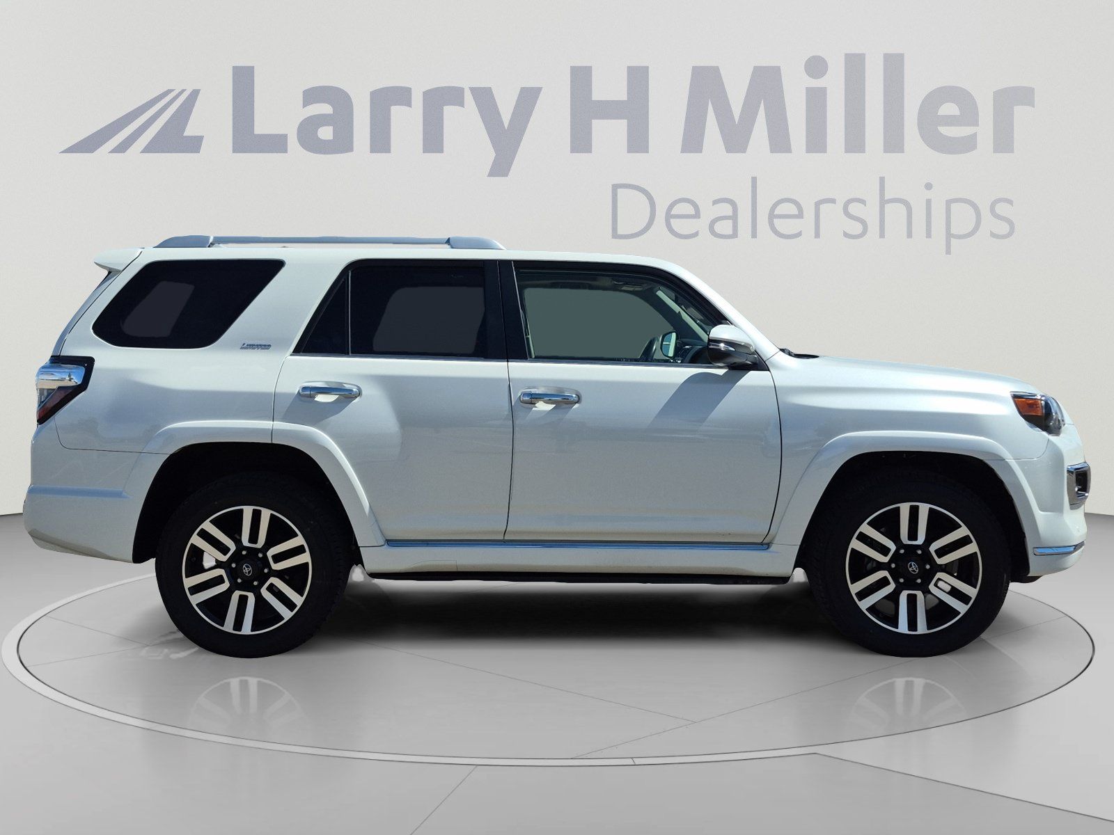 Used 2018 Toyota 4Runner Limited w/ Preferred Accessory Package AWD/4WD image 6