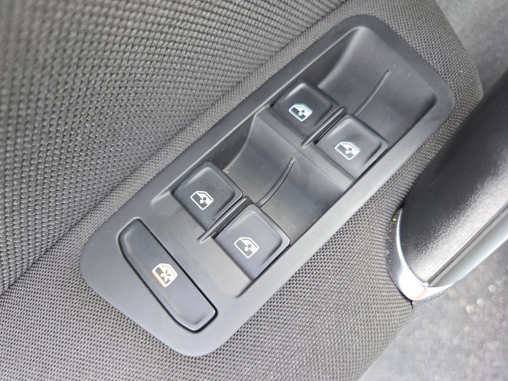 Used 2019 Volkswagen Golf 4-Door FWD image 31