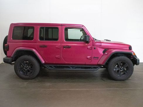 Used 2022 Jeep Wrangler Unlimited Sahara AWD/4WD image 3