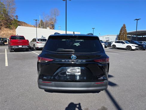 Used 2021 Toyota Sienna LE image 4