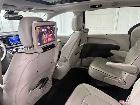 Used 2017 Chrysler Pacifica Limited FWD image 29